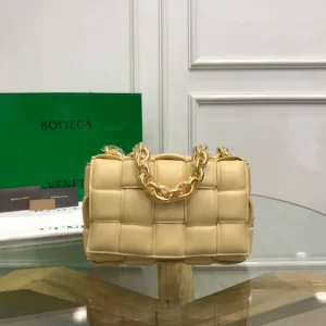 BV Chain Bag Size: 26x18cm Cassava