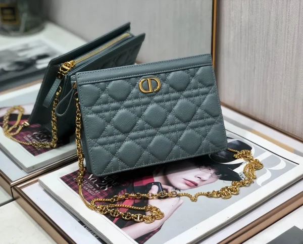 Caro Chain Clutch Size:19x14x3cm