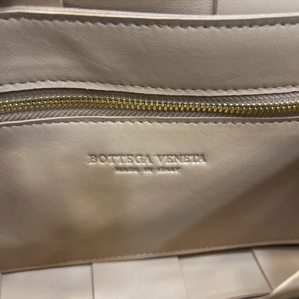 BV Crossbody Bag Size: 23x15cm - Image 2