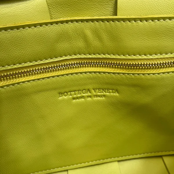 BV Crossbody Bag Size: 23x15cm - Image 2