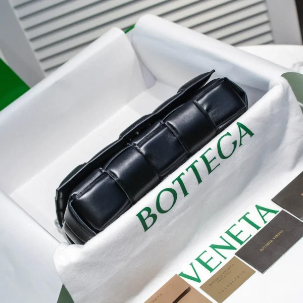 BV Cassette pillow bag Size: 26x18cm Black - Image 7