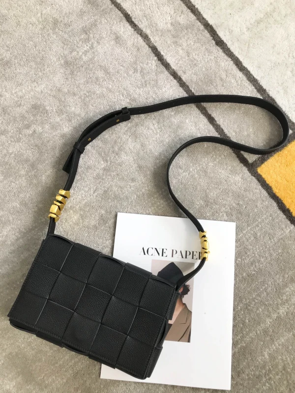 BV Cassette Woven Bag Size: 23x15cm 666870
