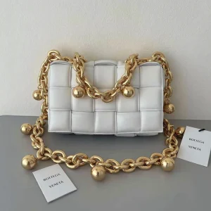 BV Chain Pillow Bag Size: 26x18cm 680070
