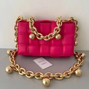 BV Chain Pillow Bag Size: 26x18cm 680070