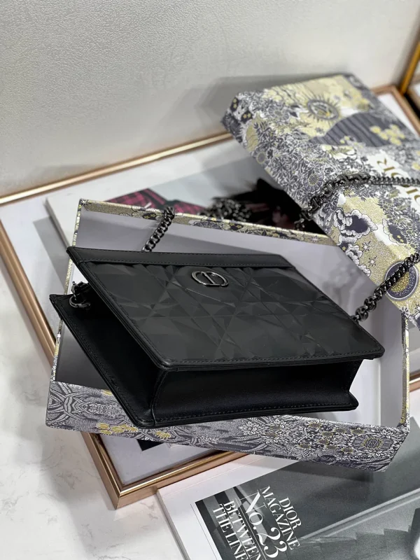 Caro Collection Diamond Chain Clutch Size: 19x14x3cm - Image 4