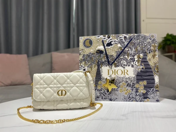 Caro Chain Clutch Size:17.5*10.5*5 cm