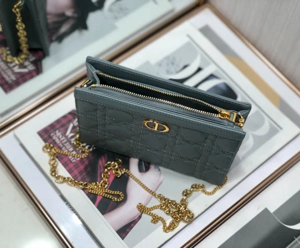 Caro Chain Clutch Size:19x14x3cm - Image 2