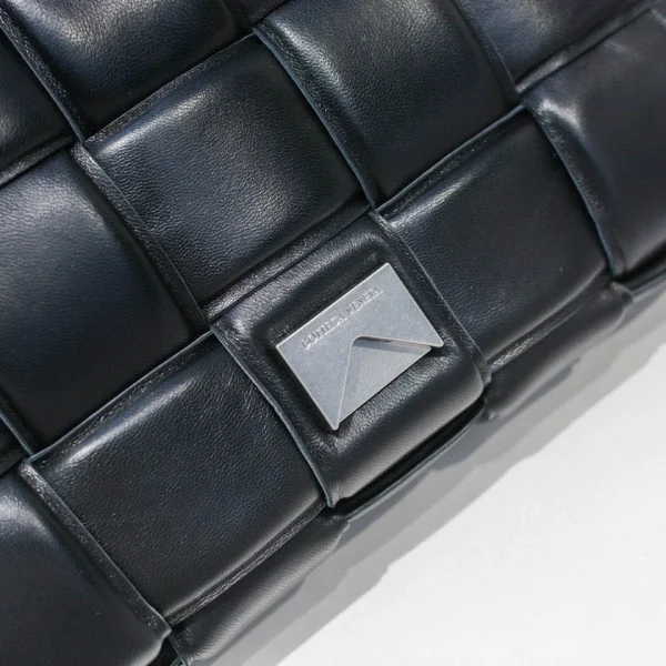 BV Cassette pillow bag Size: 26x18cm Black - Image 5
