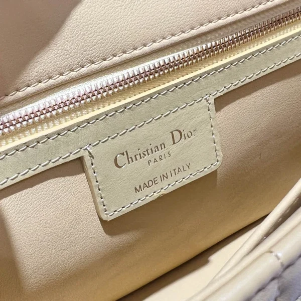 CARO Handbag Size: 25.5*15.5*8 cm - Image 2