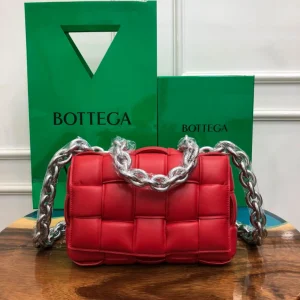 BV Chain Bag Size: 26x18cm Queen Red