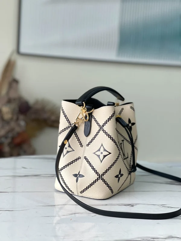 Louis Vuitton Size: 20 x 20 x 13 cm - 图片 9
