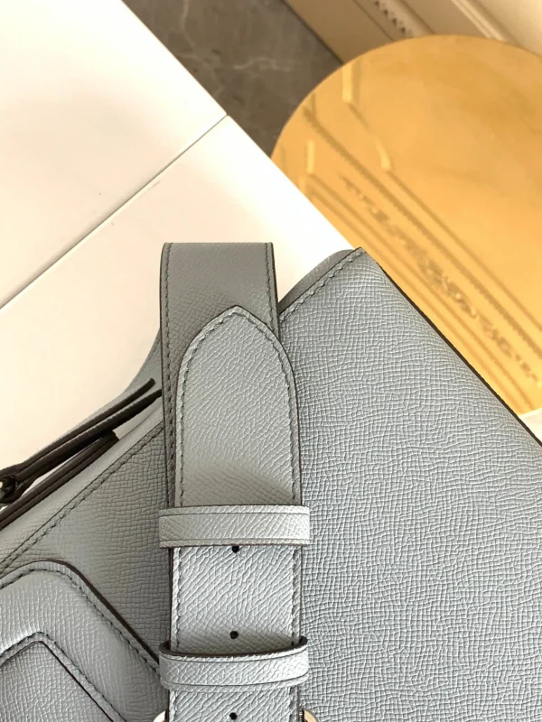 Louis Vuitton Size: 28.3 x 18.3 x 4.3 cm - 图片 4