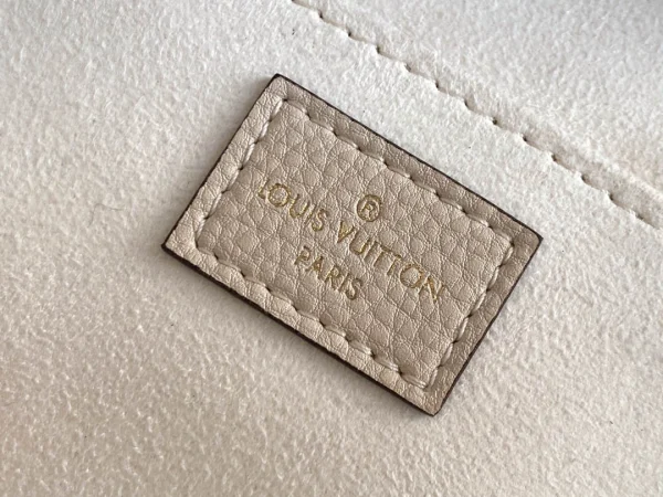 Louis Vuitton Size: 14.0 x 17.0 x 5.0 cm - 图片 12