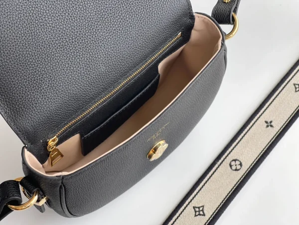 Louis Vuitton Size: 21 x 15 x 6.5 cm - 图片 3