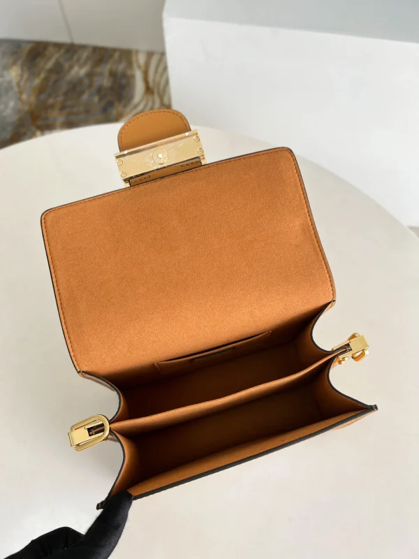 Louis Vuitton Size 20 x 15 x 9 cm - 图片 3