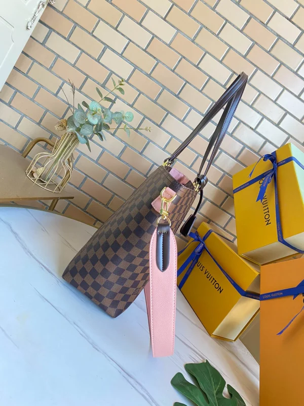 Louis Vuitton Size: 28X28X14cm Pocket 43cm - 图片 9