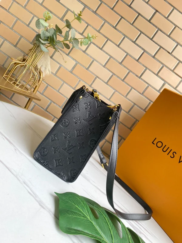 Louis Vuitton Size: 25 x 19 x 11.5 cm - 图片 6