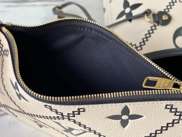 Louis Vuitton Size: 31 x 28 x 14 cm - 图片 2